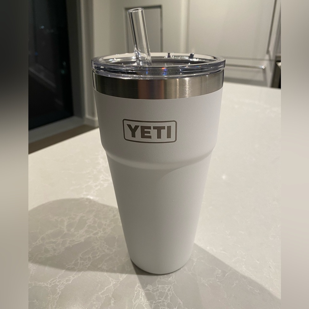 YETI 26oz rambler with straw and lid (white)